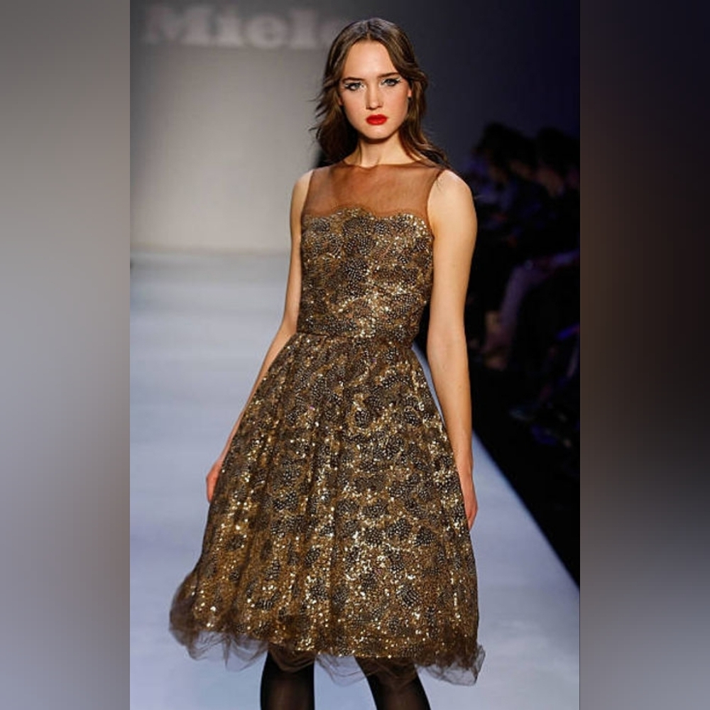 $5990 OSCAR DE LA RENTA BRONZE GOLD FEATHER RUNW DRESS 10